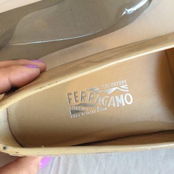 SALVATORE FERRAGAMO BEIGE PATENT MOCCASINS SZ-8 - Picture 4 of 8